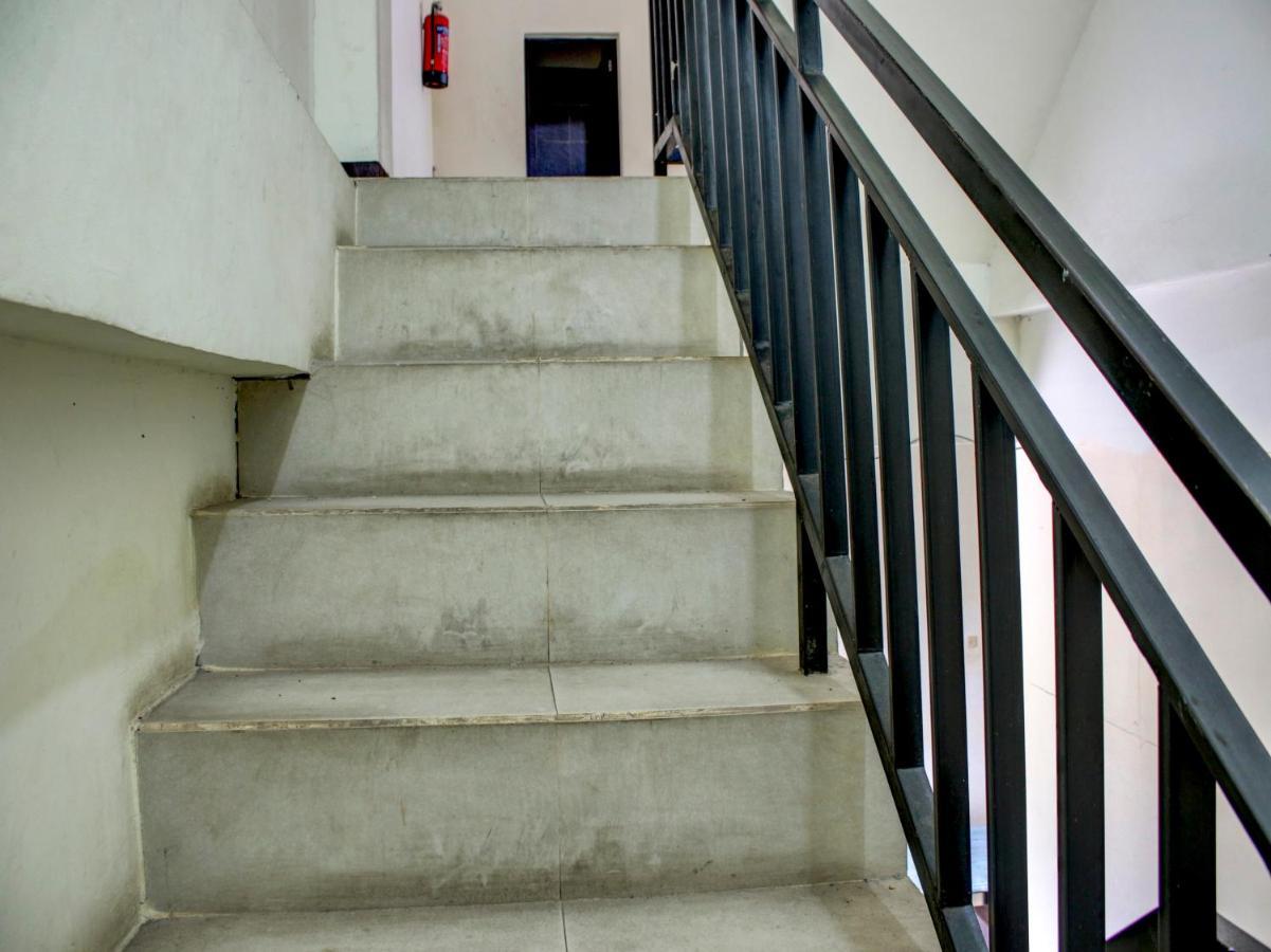 Oyo 90162 Remboelan Guest House Sungai Lutus 외부 사진